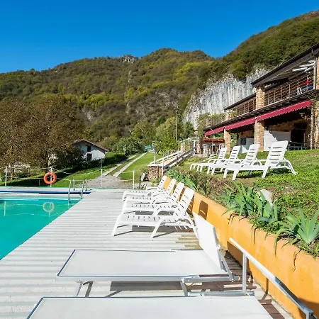 In A Green And Relaxing Atmosphere With Pool And Stunning Lake View Chalet Marone